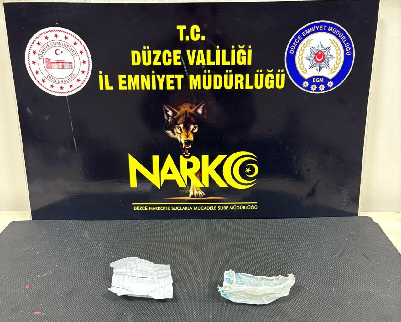 DÜZCE’DE NARKOTİK SUÇLARLA MÜCADELE EKİPLERİ YAPTIKLARI OPERASYONDA 2 KİŞİ TUTUKLANDI BİR MİKTAR...