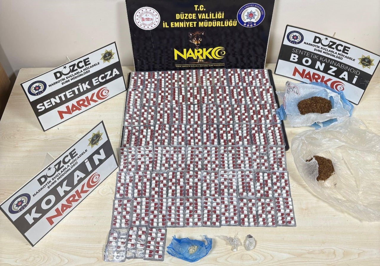 DÜZCE’DE NARKOTİK VE ASAYİŞ EKİPLERİ TARAFINDIN KENT MERKEZİNDE YAPILAN UYUŞTURUCU OPERASYONUNDA...
