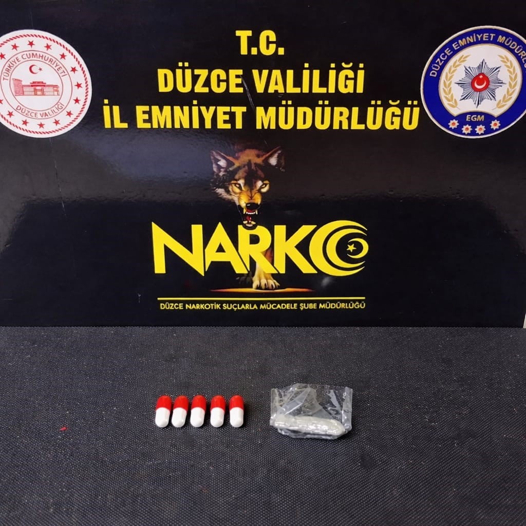 DÜZCE’DE POLİS EKİPLERİNCE YAPILAN TEKNİK TAKİPLİ SORUŞTURMADA 1 KİŞİ BİR MİKTAR UYUŞTURUCU İLE...