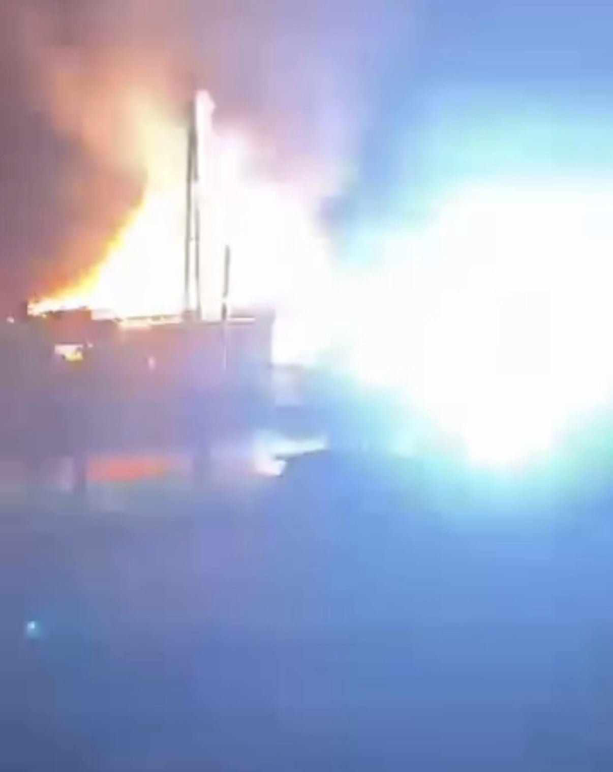 DÜZCE’DE SABAH SAATLERİNDE ELEKTRİK DİREĞİNDE OLUŞAN PATLAMALAR YANGINA DÖNÜŞÜNCE BÖLGEDE BULUNAN...