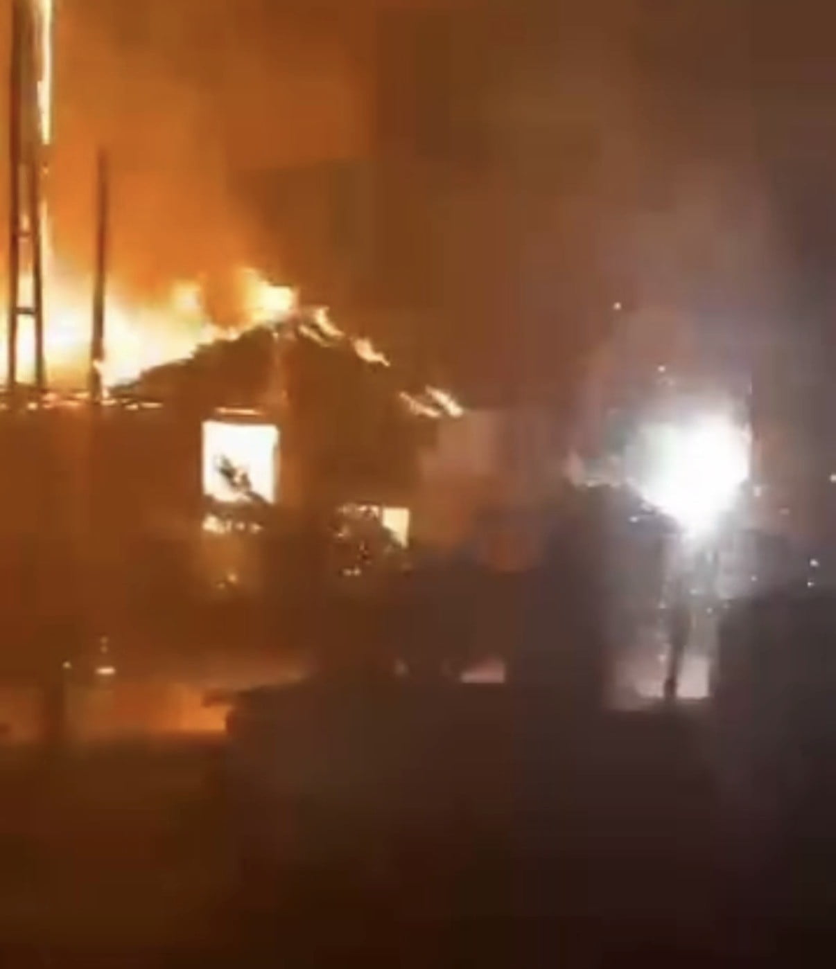 DÜZCE’DE SABAH SAATLERİNDE ELEKTRİK DİREĞİNDE OLUŞAN PATLAMALAR YANGINA DÖNÜŞÜNCE BÖLGEDE BULUNAN...