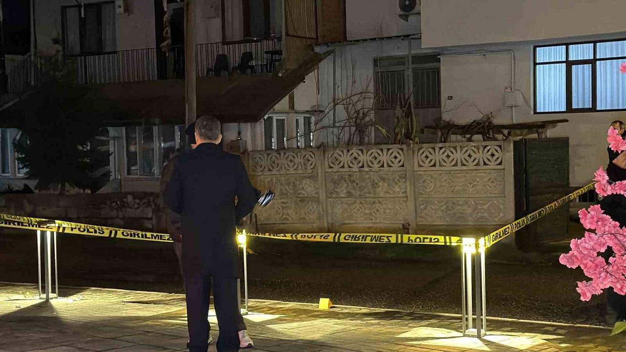 DÜZCE’DE SOKAK ORTASINDA SİLAHLA KAFASINDAN VURULMUŞ HALDE BULUNAN ŞAHIS HASTANEDE HAYATINI...