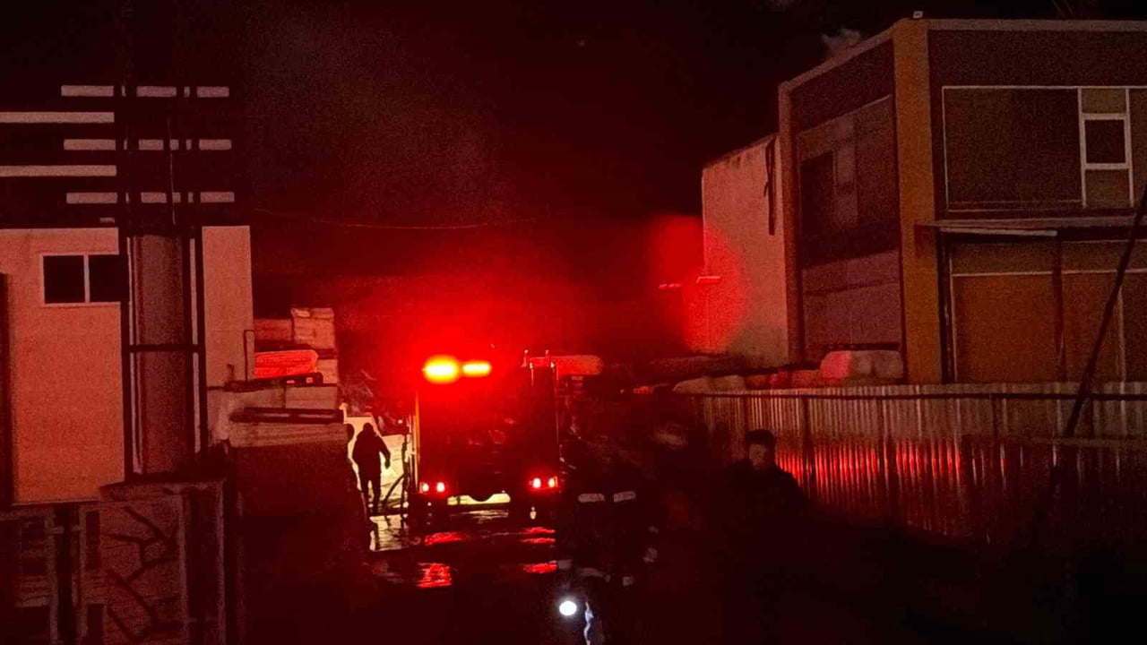 DÜZCE’DE STRAFOR ÜRETİM FABRİKASINDA ÇIKAN YANGIN SÜRÜYOR. RÜZGARIN DA ETKİLİ OLDUĞU BÖLGEDE...