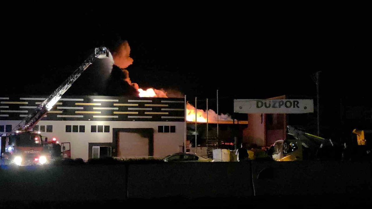 DÜZCE’DE STRAFOR ÜRETİMİ YAPAN FABRİKA ALEV ALEV YANDI. BÖLGEDE RÜZGARIN ETKİSİNİN FAZLA OLMASI...