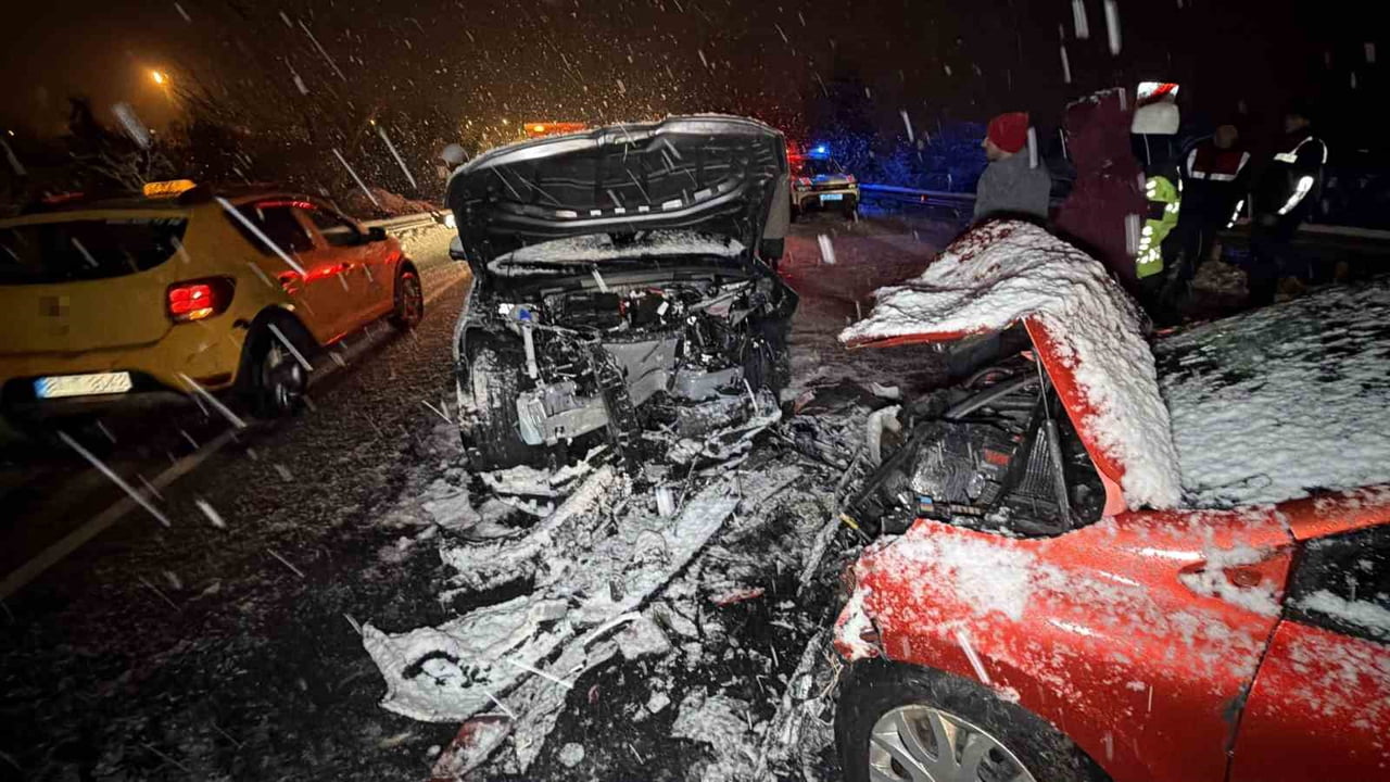 DÜZCE’DE YOĞUN KAR YAĞIŞININ YAŞANDIĞI GÖLYAKA BAĞLANTI YOLUNDA KAYGANLAŞAN YOLDA 2 ARAÇ KAFA...