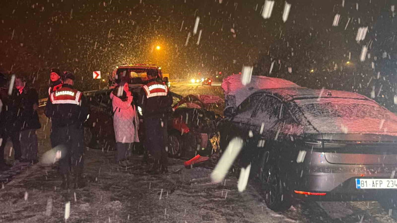 DÜZCE’DE YOĞUN KAR YAĞIŞININ YAŞANDIĞI GÖLYAKA BAĞLANTI YOLUNDA KAYGANLAŞAN YOLDA 2 ARAÇ KAFA...