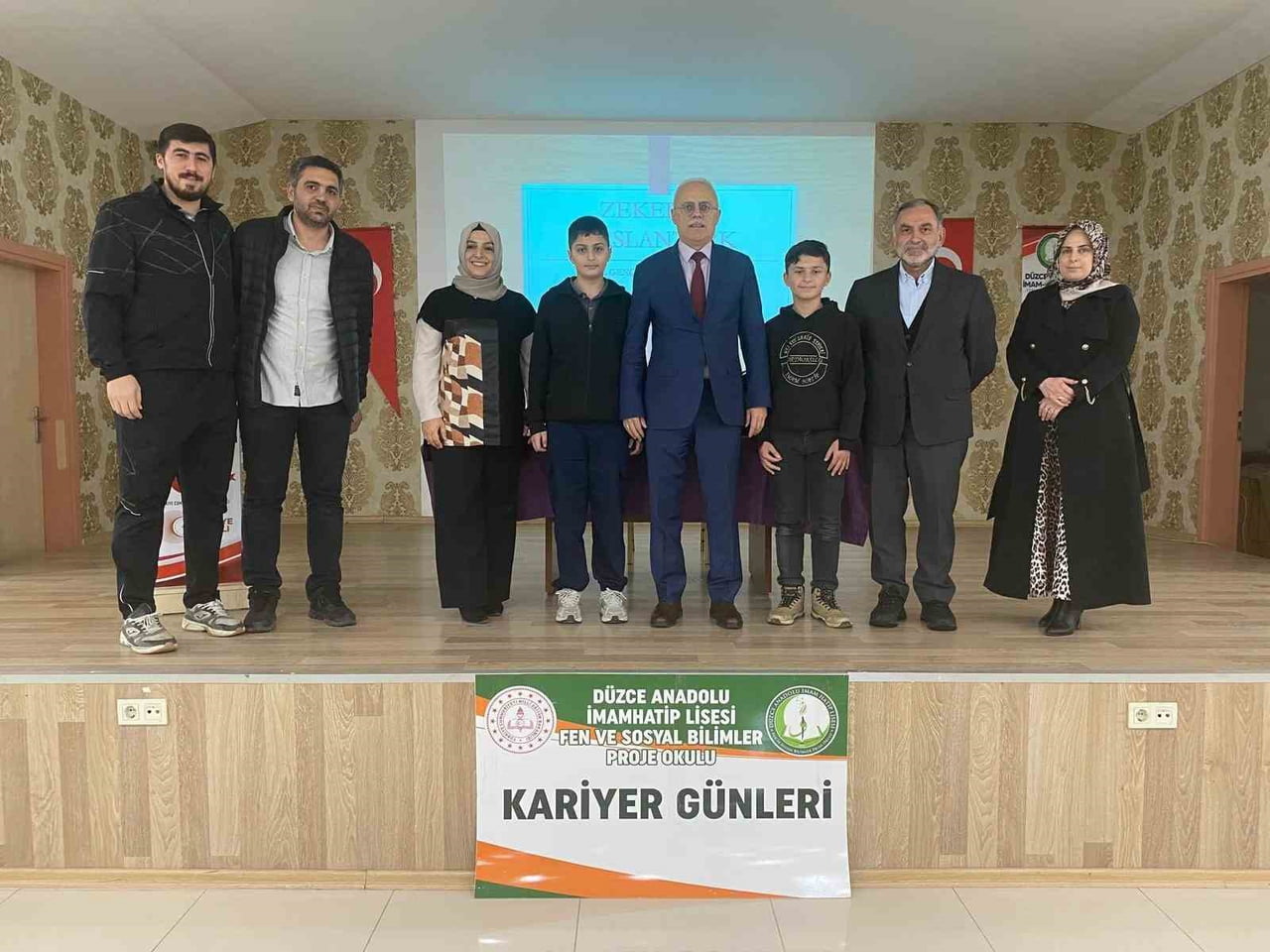 DÜZCE GENÇLİK VE SPOR İL MÜDÜRÜ ZEKERİYA ARSLANTÜRK, DÜZCE ANADOLU İMAM HATİP LİSESİ TARAFINDAN...