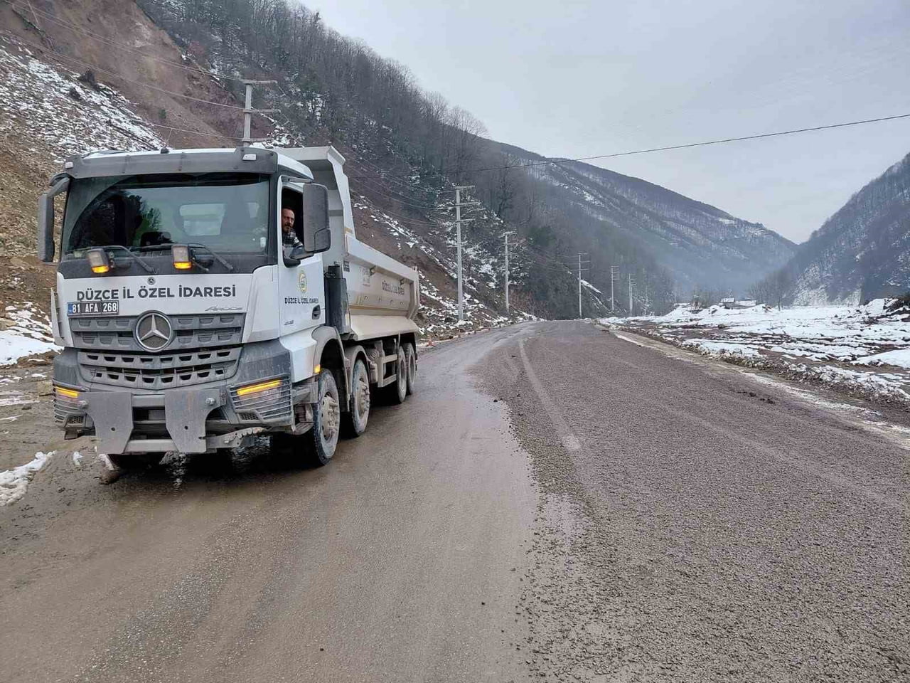 DÜZCE İL ÖZEL İDARESİ YOL VE ULAŞIM HİZMETLERİ MÜDÜRLÜĞÜ EKİPLERİ TARAFINDAN UĞUR KÖYÜ GRUP...