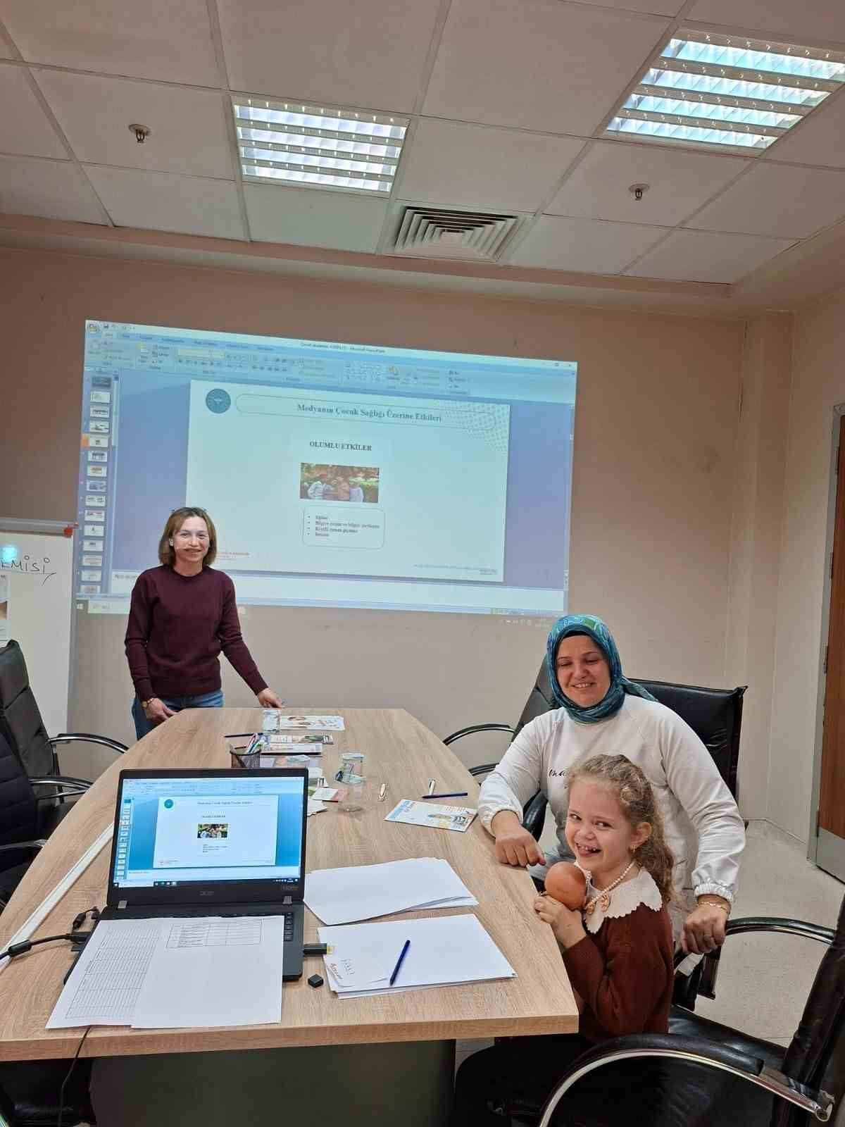 DÜZCE İL SAĞLIK MÜDÜRLÜĞÜ AİLELERE VE ÇOCUKLARA YÖNELİK ÇOCUK AKADEMİSİ EĞİTİMLERİNE DEVAM...