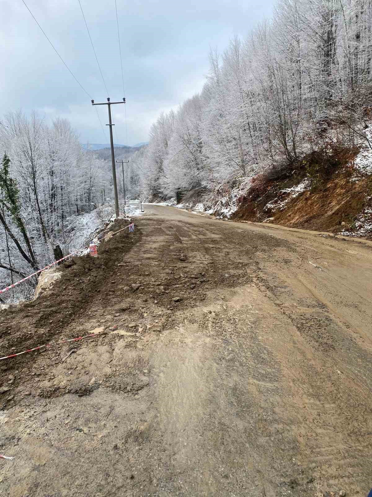 DÜZCE’NİN FINDIKLIAKSU KÖYÜ’NDE 3 GÜN ARAYLA MEYDANA GELEN HEYELAN NEDENİYLE KAPANAN KÖY YOLUNUN...