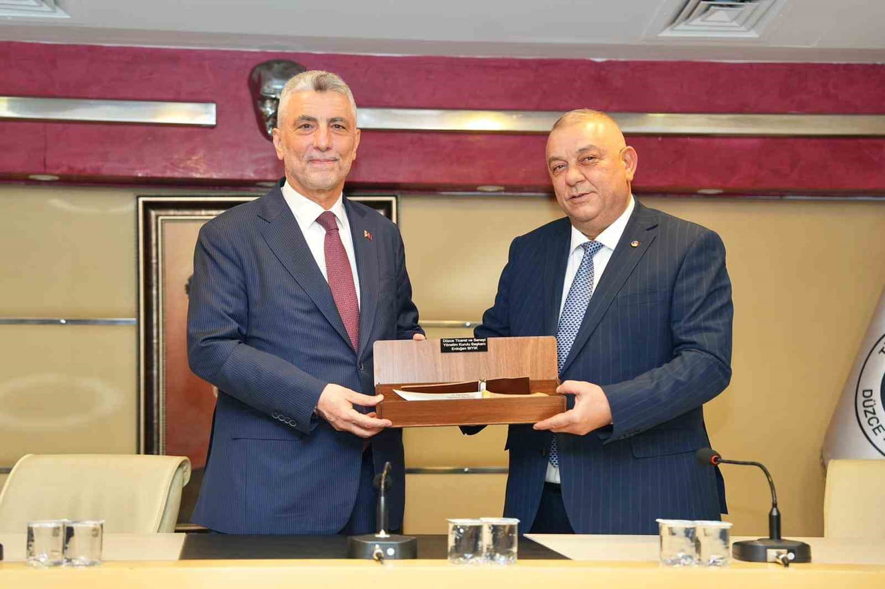 DÜZCE TİCARET VE SANAYİ ODASI (DTSO) BAŞKANI ERDOĞAN BIYIK, ODADA İŞ DÜNYASI İLE BİR ARAYA GELEN...