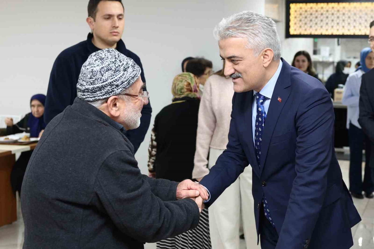 DÜZCE VALİSİ MEHMET MAKAS, EŞİ ELİF MAKAS İLE BİRLİKTE NERİMAN ÇİLİNGİR HUZUREVİNİ ZİYARET EDEREK...