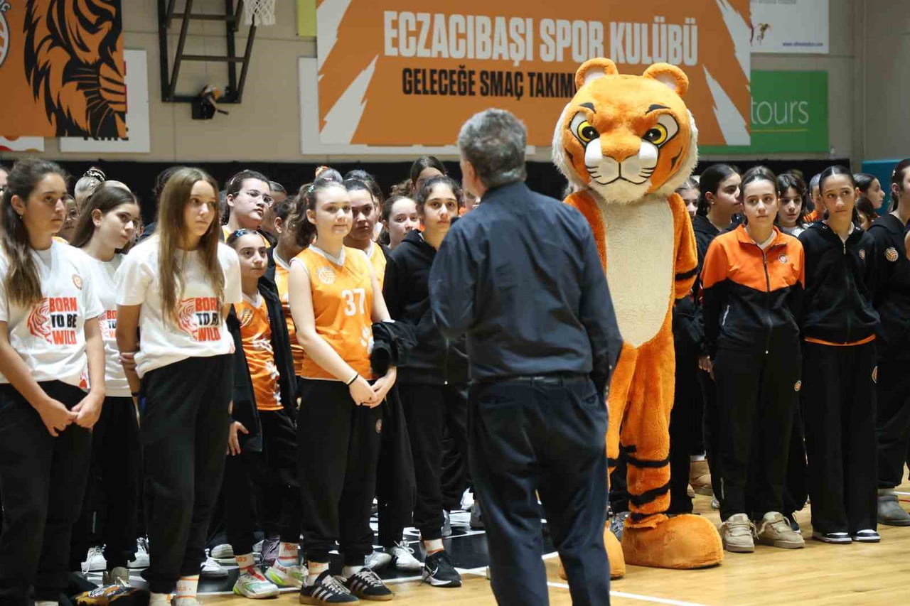 ECZACIBAŞI SPOR KULÜBÜ BÜNYESİNDE İLK KEZ DÜZENLENEN ECZACIBAŞI GELECEĞE SMAÇ TAKIMLARI TURNUVASI...