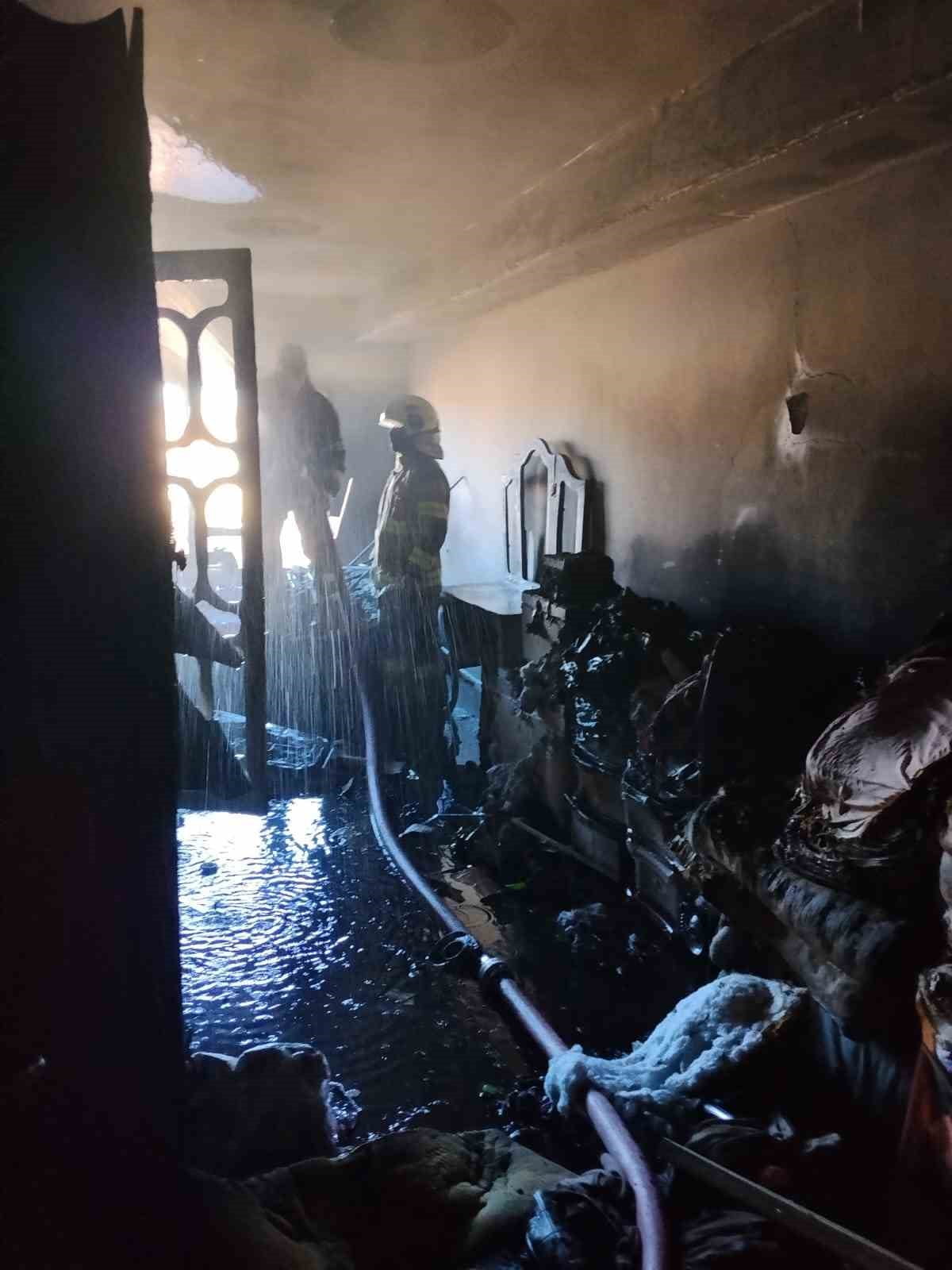 EDİNİLEN BİLGİLERE GÖRE, ERSOYLU MAHALLESİ’NDEKİ BİR APARTMANIN İKİNCİ KATINDAKİ DAİREDE HENÜZ...