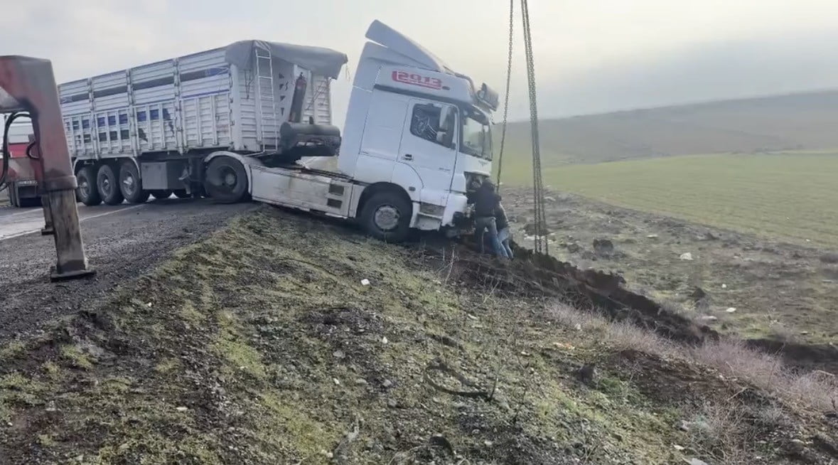 EDİNİLEN BİLGİLERE GÖRE, SÜRÜCÜSÜNÜN İSMİ VE PLAKASI BELİRLENEMEYEN TIR,  SEYİR HALİNDEYKEN...