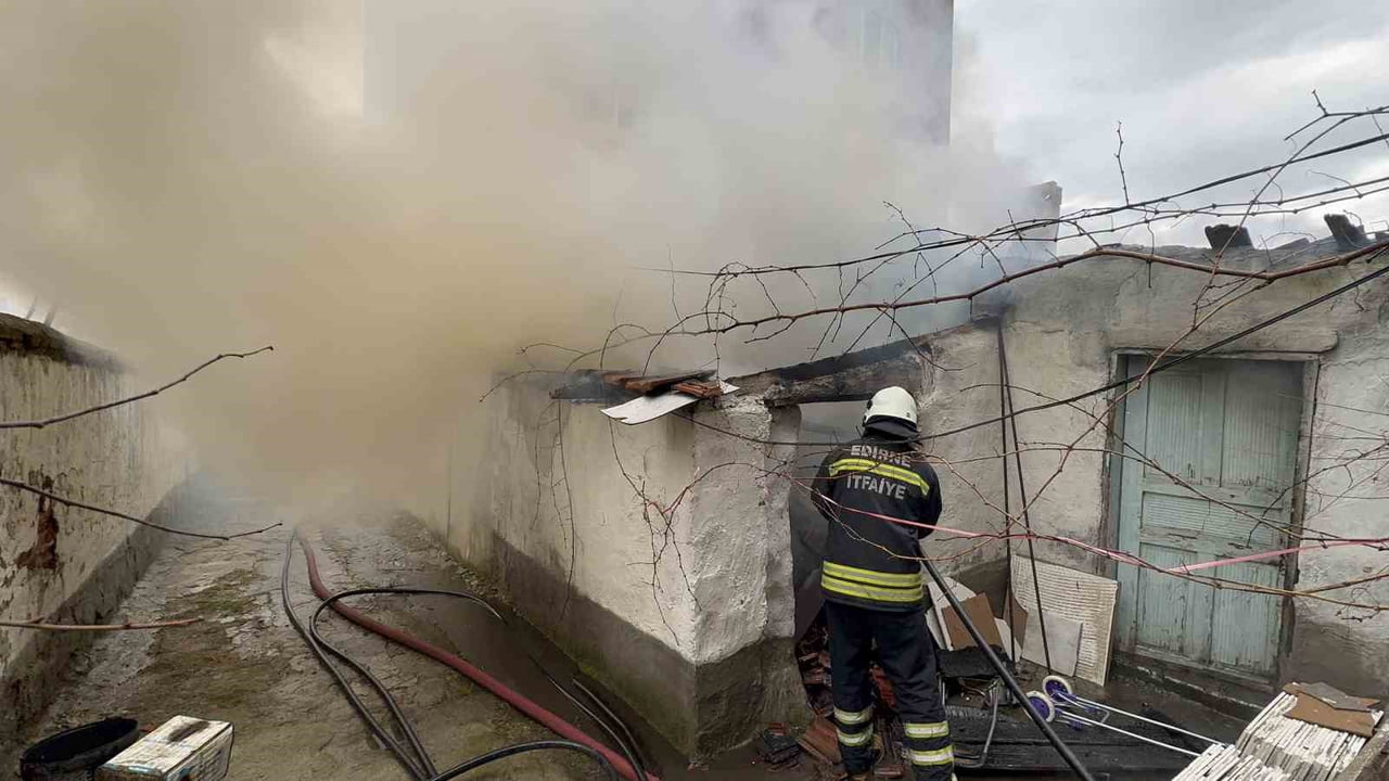 EDİRNE'DE BİR EVİN BAHÇESİNDEKİ DEPODA ÇIKAN YANGIN, İTFAİYENİN MÜDAHALESİYLE BÜYÜMEDEN...