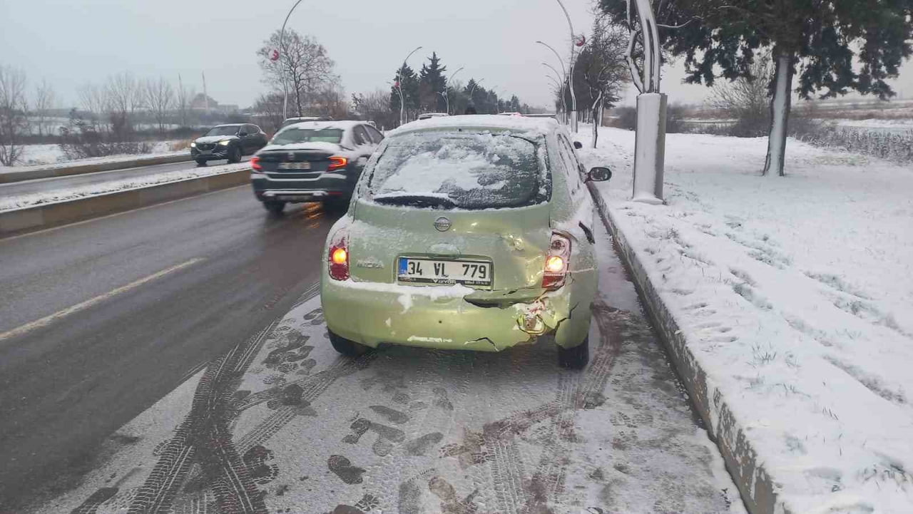 EDİRNE'DE KAR YAĞIŞI VE BUZLANMA SEBEBİYLE 9 ARACIN KARIŞTIĞI ZİNCİRLEME KAZADA TRAFİK DURMA...