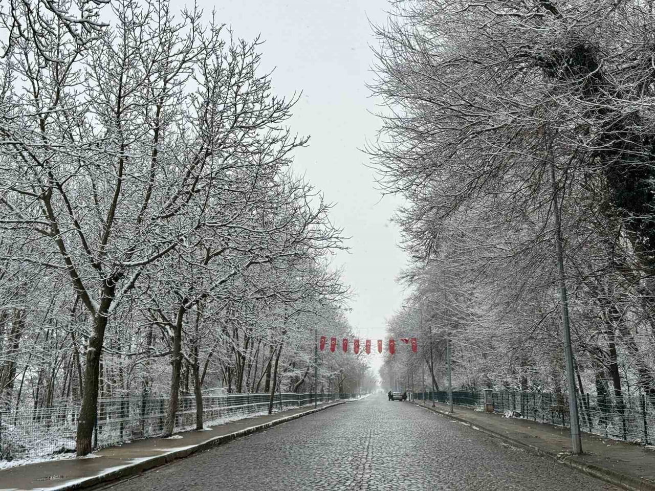 EDİRNE'DE KAR YAĞIŞIYLA BİRLİKTE TARİHİ MEKANLAR BEYAZ ÖRTÜYLE KAPLANDI. KAR ALTINDAKİ MİMAR...