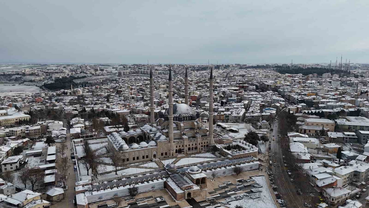 EDİRNE'DE KAR YAĞIŞIYLA BİRLİKTE TARİHİ MEKANLAR BEYAZ ÖRTÜYLE KAPLANDI. KAR ALTINDAKİ MİMAR...