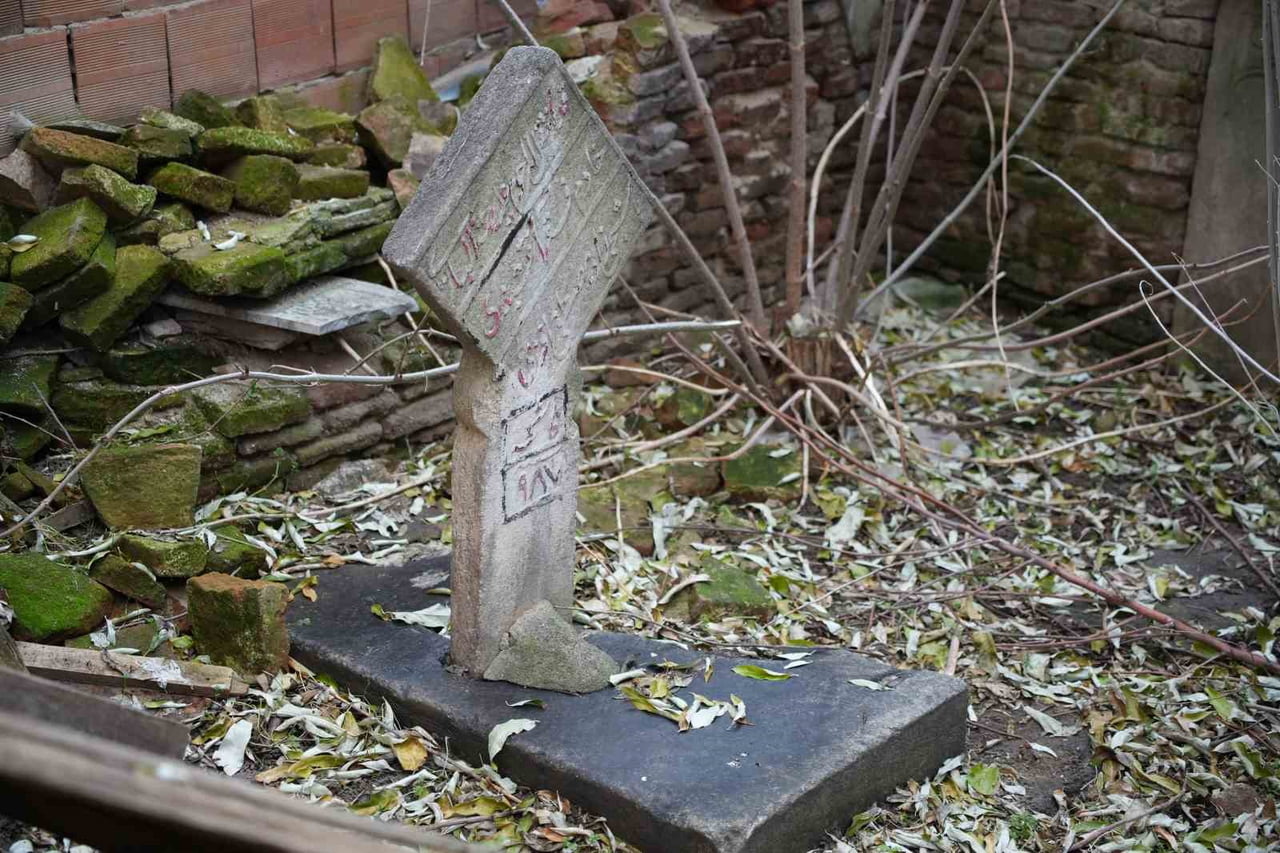 EDİRNE'DE OSMANLI DÖNEMİNE AİT TARİHİ BİR KABİR, ÇEVRESİNE YAPILAN APARTMAN NEDENİYLE BİR BİNANIN...