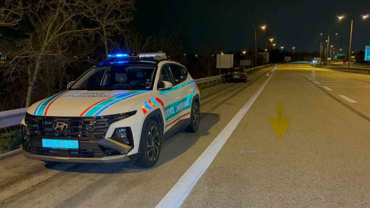 EDİRNE'DE OTOYOLDA TERS YÖNE GİREN ALKOLLÜ SÜRÜCÜ, FACİAYA DAVETİYE ÇIKARDI. TERS YÖNDE İLERLEYEN...