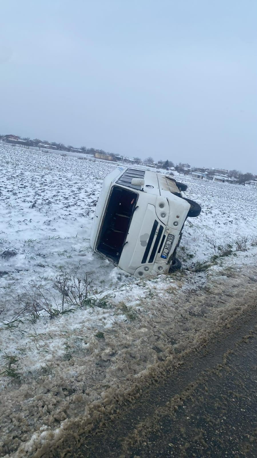 EDİRNE'NİN İPSALA İLÇESİNDE, İBRİKTEPE-HACIKÖY YOLUNDA BUZLANMA SEBEBİYLE MEYDANA GELEN TRAFİK...