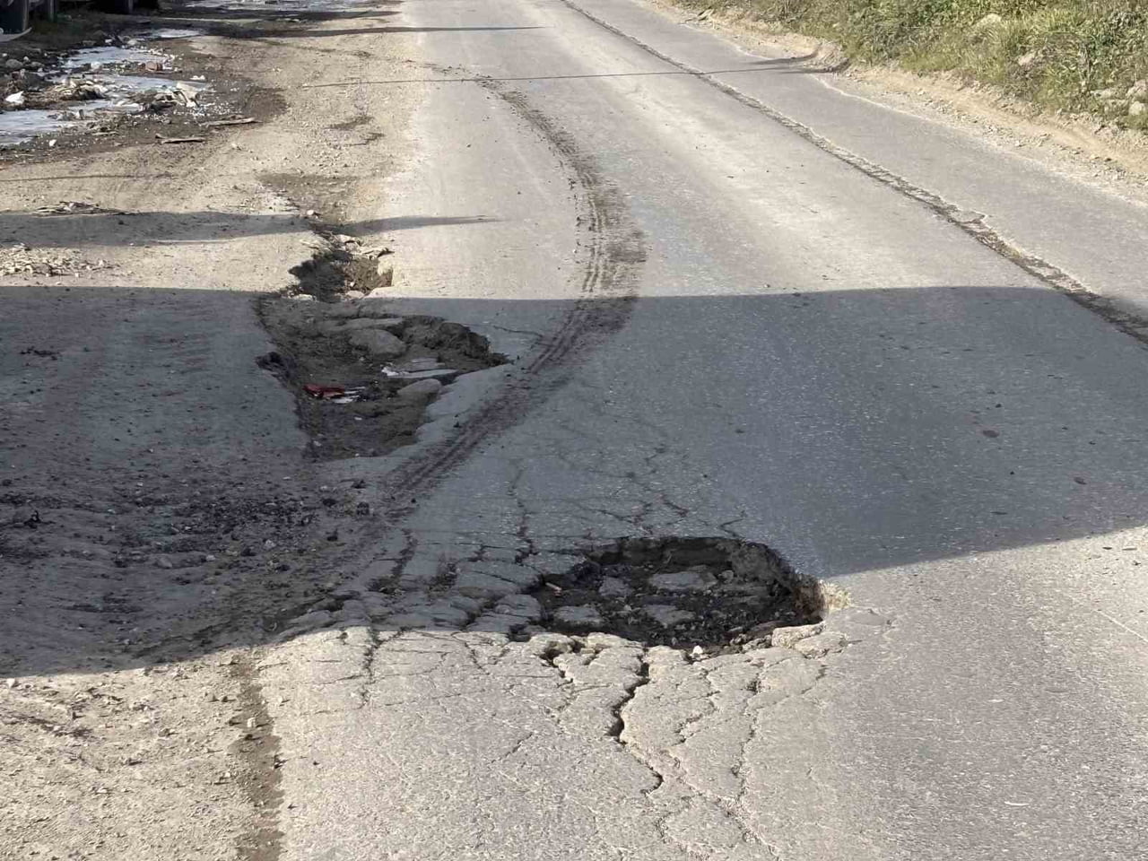 EDİRNE’DE BOZUK YOLLAR SÜRÜCÜLERİN ÇİLESİ OLDU