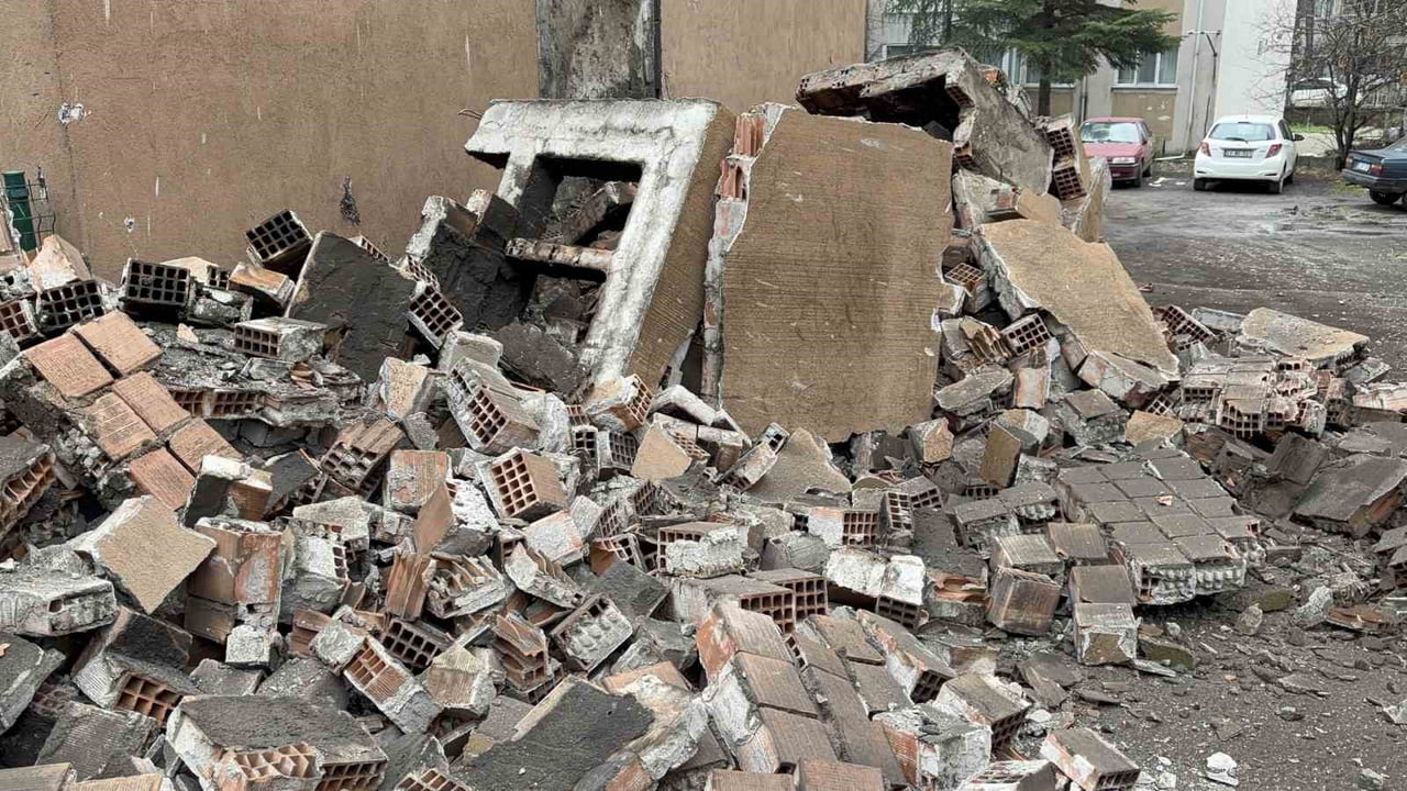 EDİRNE’DE FACİANIN EŞİĞİNDEN DÖNÜLDÜ: APARTMAN BACASI ÇÖKTÜ