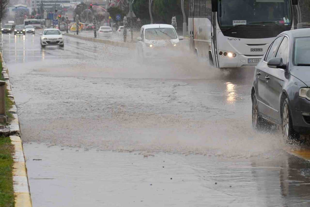 EDİRNE’DE SAĞANAK NEDENİYLE CADDE VE SOKAKLAR GÖLE DÖNDÜ