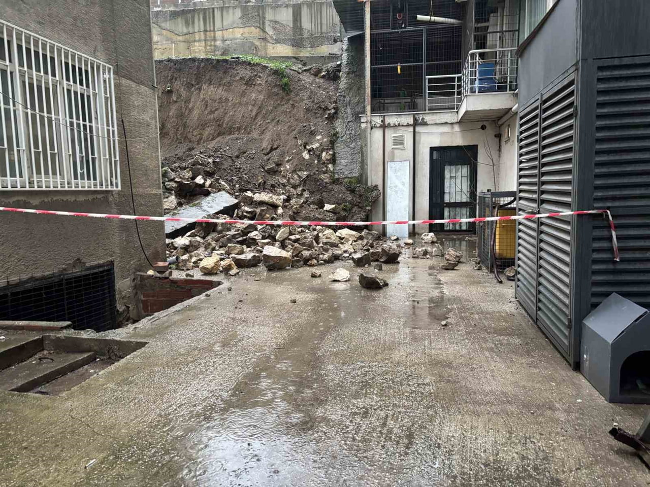 EDİRNE’DE SAĞANAK SONRASI İSTİNAT DUVARI ÇÖKTÜ: BALKONLAR ZARAR GÖRDÜ