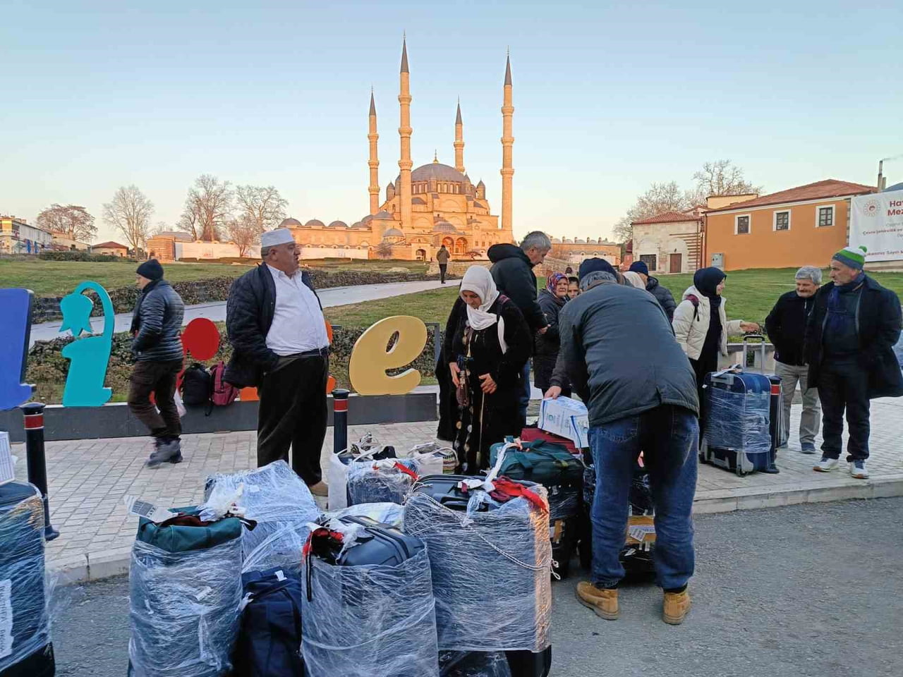 EDİRNE’DEN 31 ARALIK GECESİ KUTSAL TOPRAKLARA UĞURLANAN 75 KİŞİLİK UMRE KAFİLESİ, YAKLAŞIK 20 GÜN...