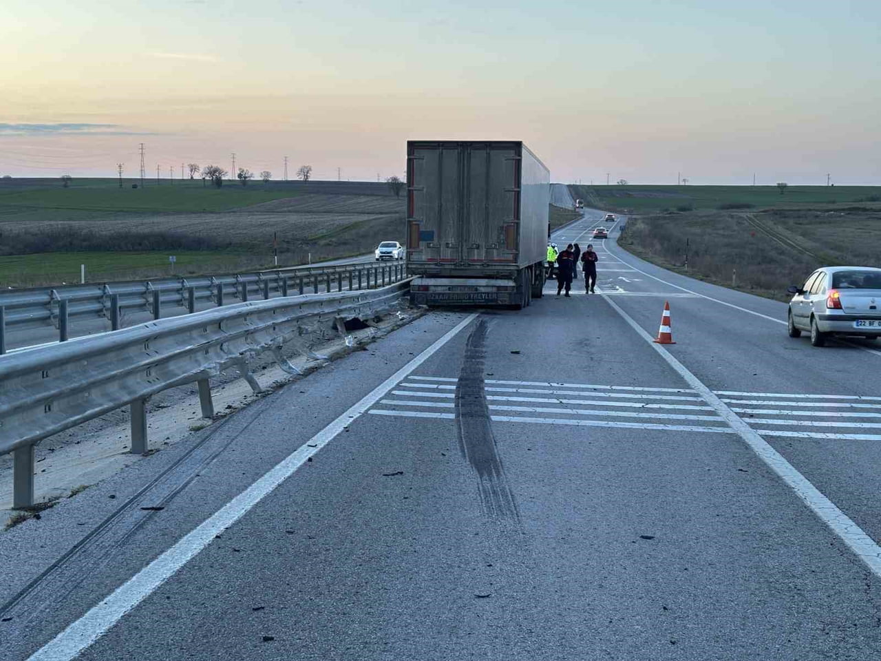 EDİRNE-HAVSA YOLUNDA MEYDANA GELEN TRAFİK KAZASINDA 16 TON DOLMALIK BİBER YÜKLÜ TIR BARİYERLERE...