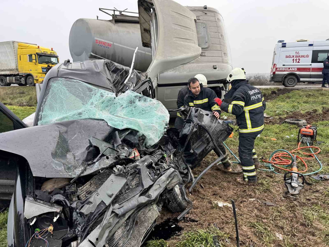 EDİRNE-LALAPAŞA KARAYOLUNDA KONTROLDEN ÇIKARAK KARŞI ŞERİDE GEÇEN TIRIN OTOMOBİLLE ÇARPIŞMASI...