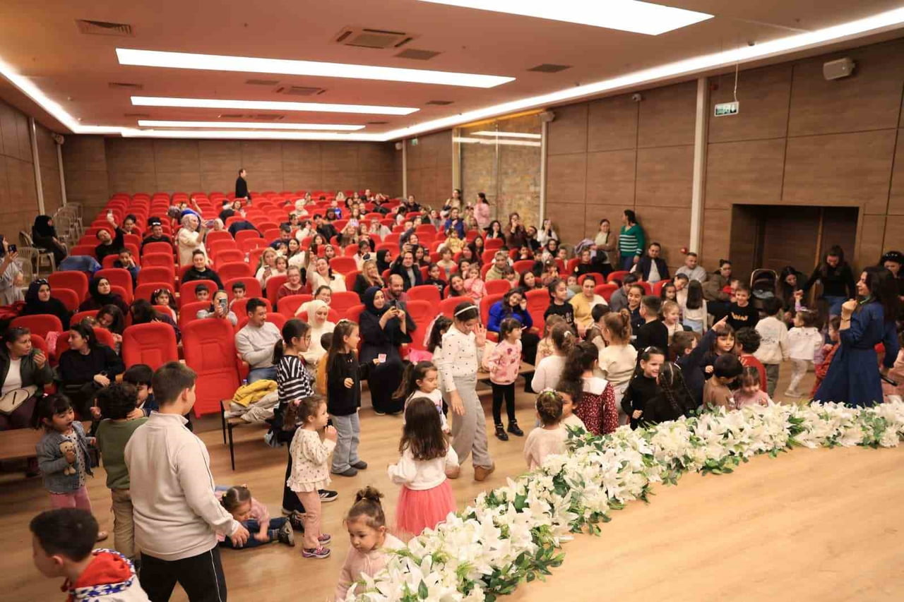 EFELER BELEDİYESİ TARAFINDAN SAHNELENEN TİYATROLAR İLE ÇOCUKLAR HEM EĞLENDİ HEM DE DOĞA SEVGİSİ...