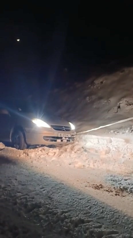 EKİPLER, ARACI HALAT YARDIMIYLA İŞ MAKİNESİ BAĞLAYARAK MAHSUR KALDIĞI YERDEN KURTARDI.