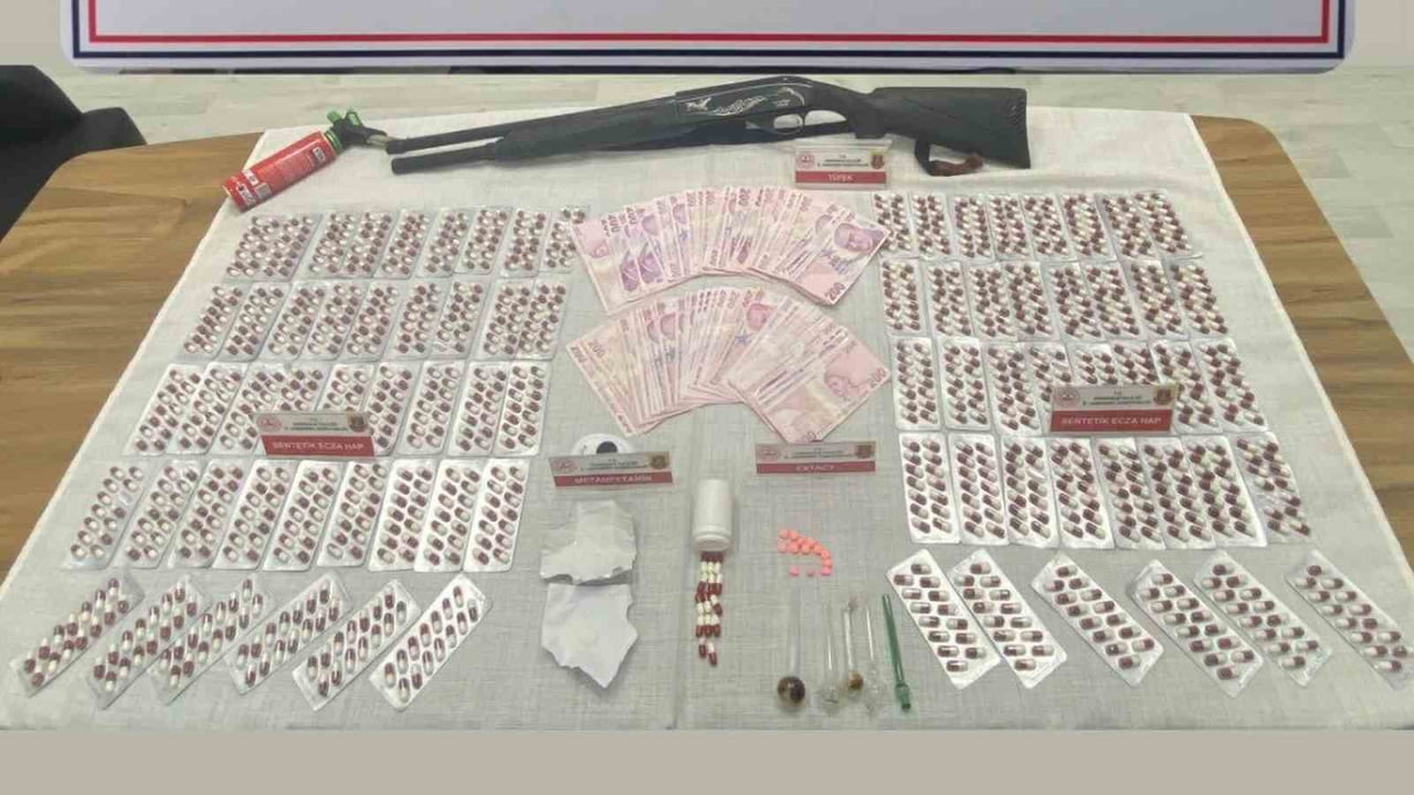 EKİPLER TARAFINDAN NARKOTİK KÖPEĞİYLE ARAÇTA VE ŞÜPHELİNİN EVİNDE YAPILAN ARAMADA BİN 133 ADET...