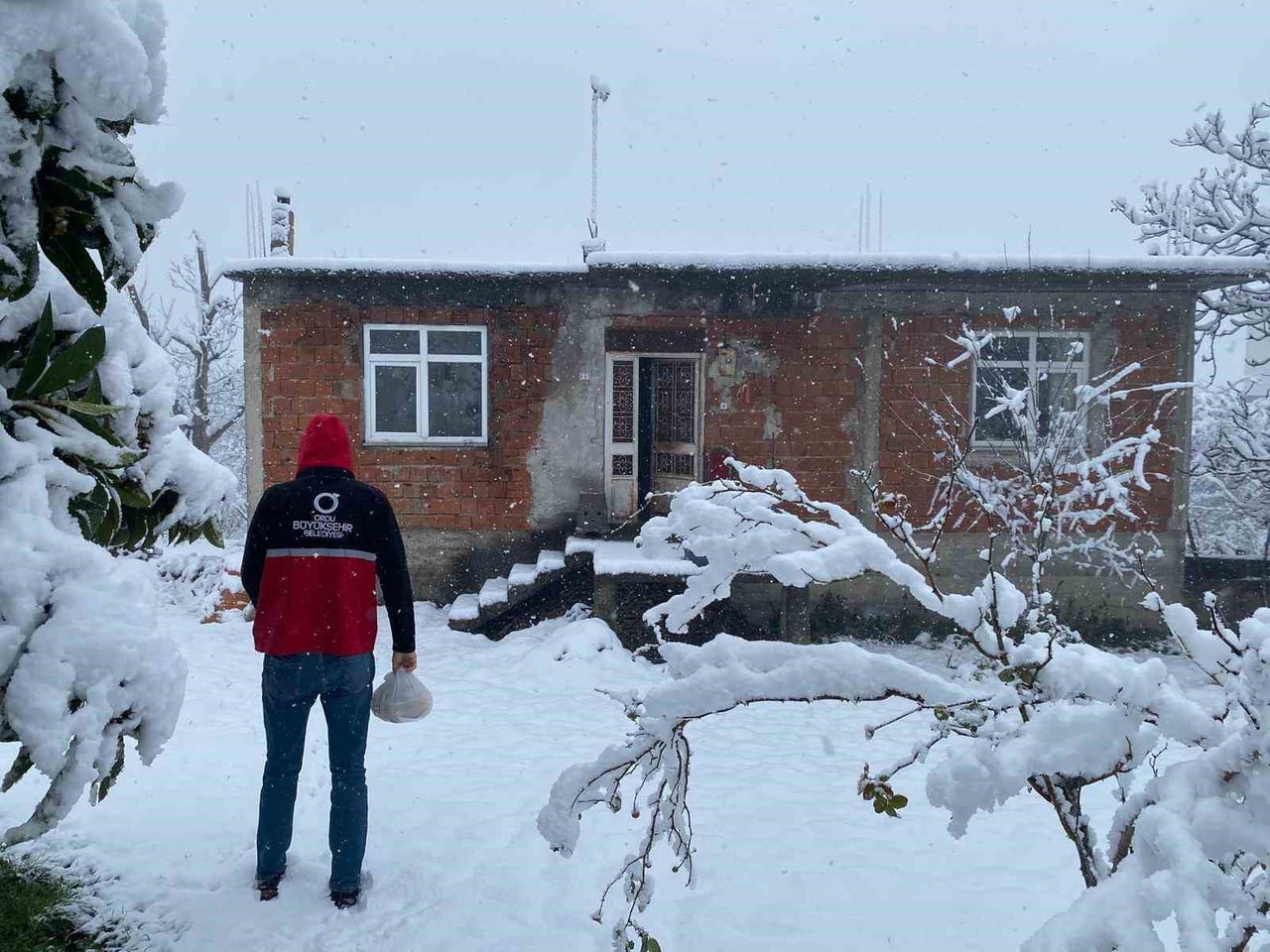 EKİPLER YAPILIYOR TARAFINDAN İHTİYAÇ SAHİBİ AİLELERE SICAK YEMEK YARDIMI