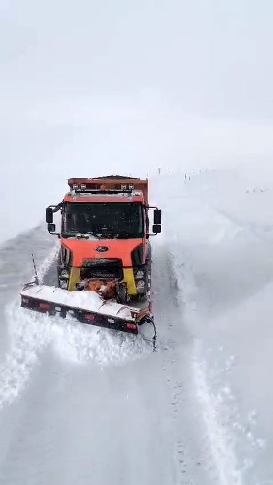 EKİPLER YOLU AÇIK TUTABİLMEK İÇİN ÇALIŞMALARINI SÜRDÜRÜYOR.