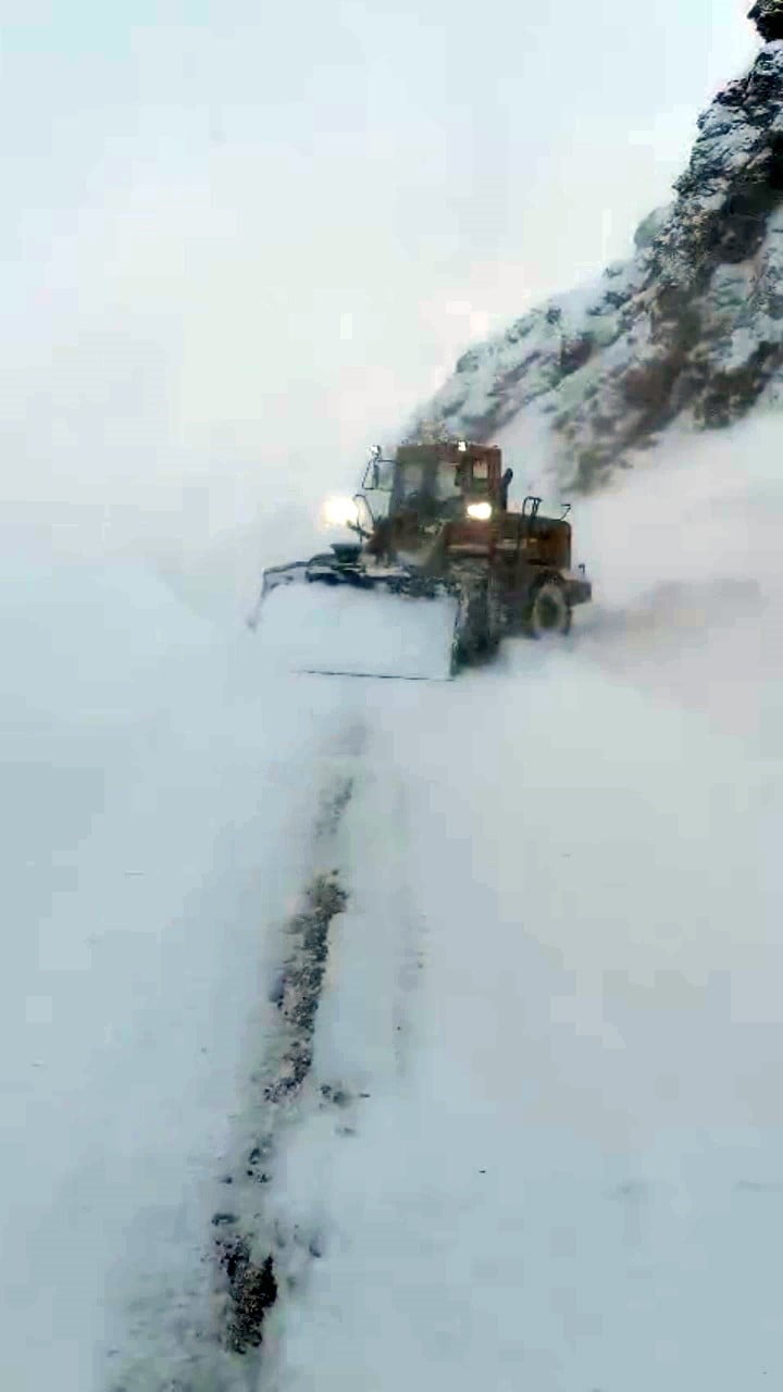 EKİPLER YOLU AÇIK TUTABİLMEK İÇİN ÇALIŞMALARINI SÜRDÜRÜYOR.