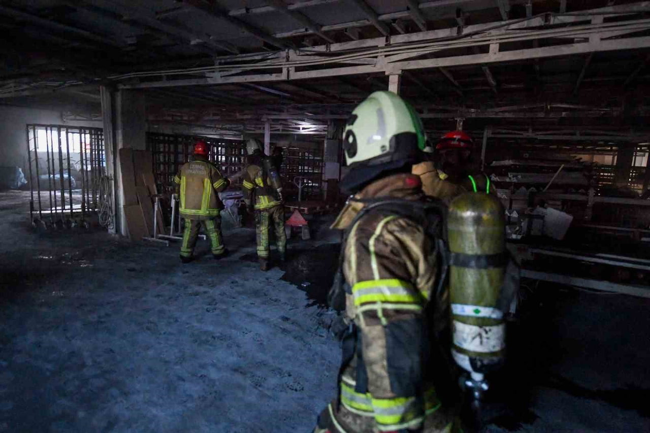 EKİPLERİN HIZLI MÜDAHALESİ YANGININ ÇEVREDEKİ DİĞER TESİSLERE SIÇRAMASINI ÖNLEDİ.