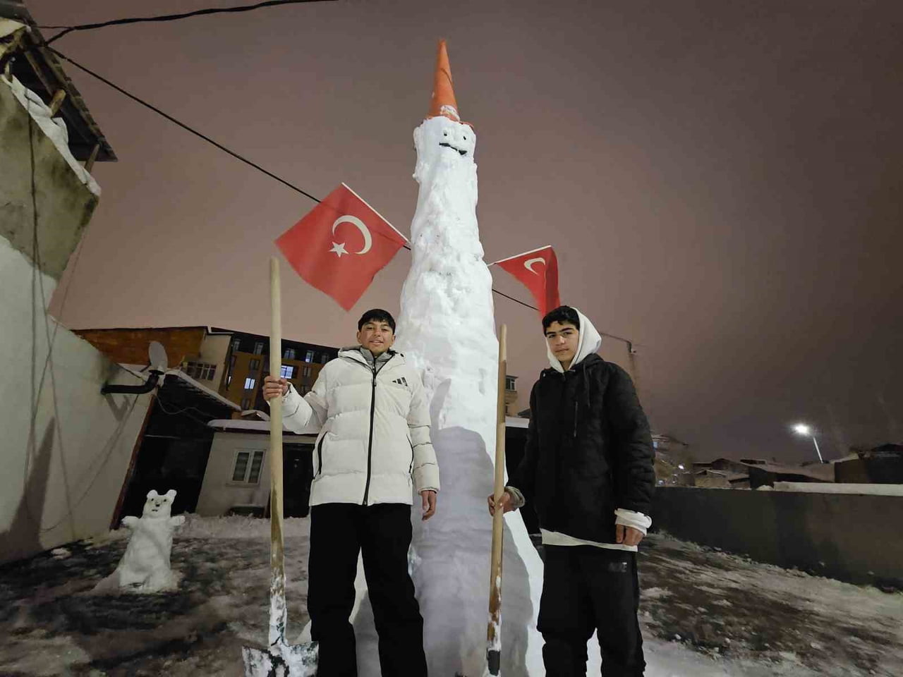 ELAZIĞ'DA 4 BUÇUK METRE UZUNLUĞUNDA Kİ  KARDAN ADAM GÖRENLERİ HAYRETE DÜŞÜRDÜ