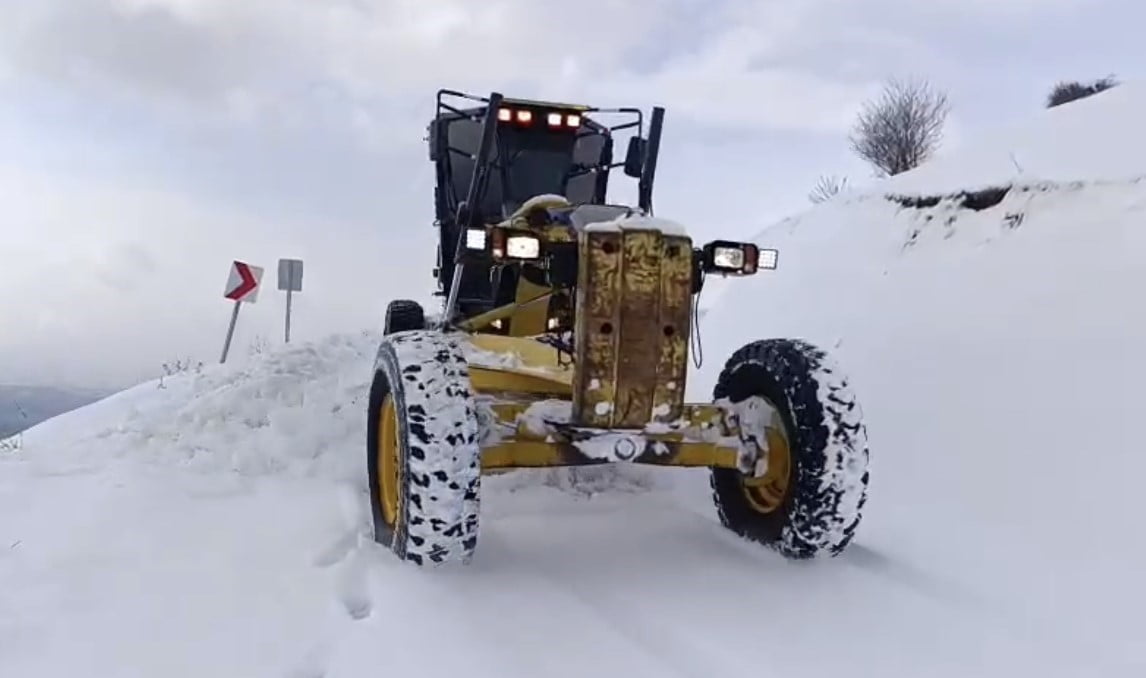 ELAZIĞ'DA ETKİLİ OLAN KAR YAĞIŞI NEDENİYLE KAPALI BULUNAN 310 KÖY YOLUNDA ÇALIŞMALAR...