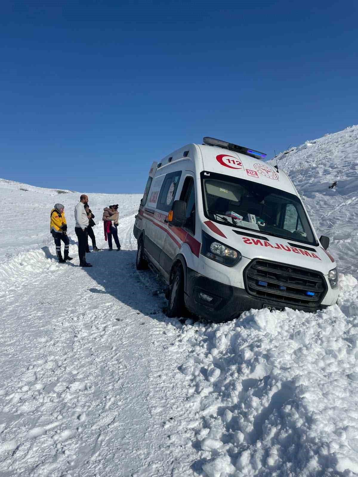 ELAZIĞ'DA HASTA ÇOCUK GREYDERLE AMBULANSA ULAŞTIRILDI