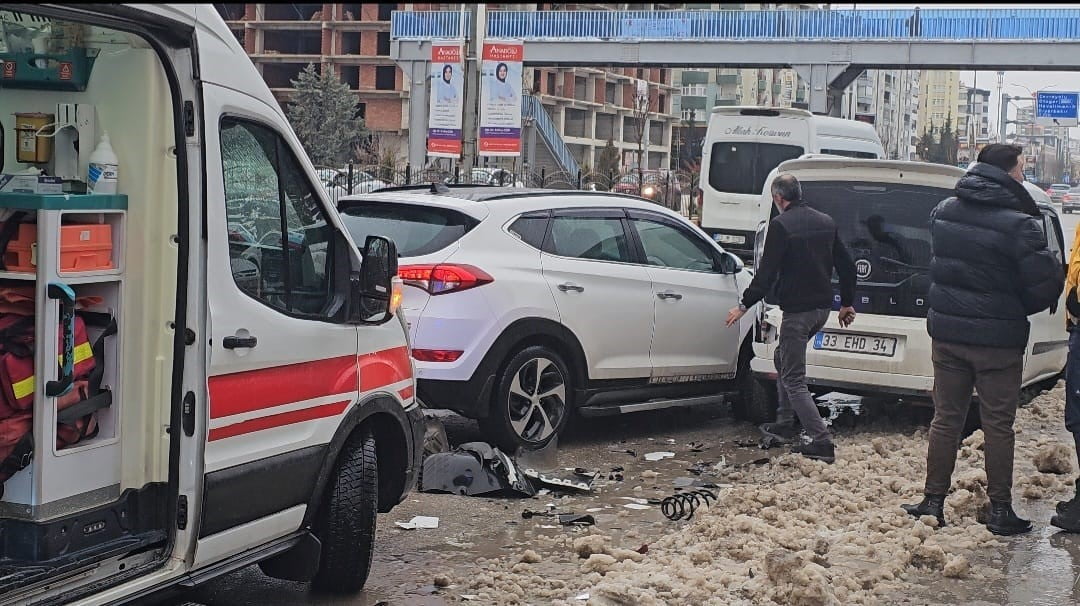 ELAZIĞ'DA OTOMOBİL İLE TAKSİNİN ÇARPIŞMASI SONUCU MEYDANA GELEN TRAFİK KAZASINDA 1 KİŞİ...