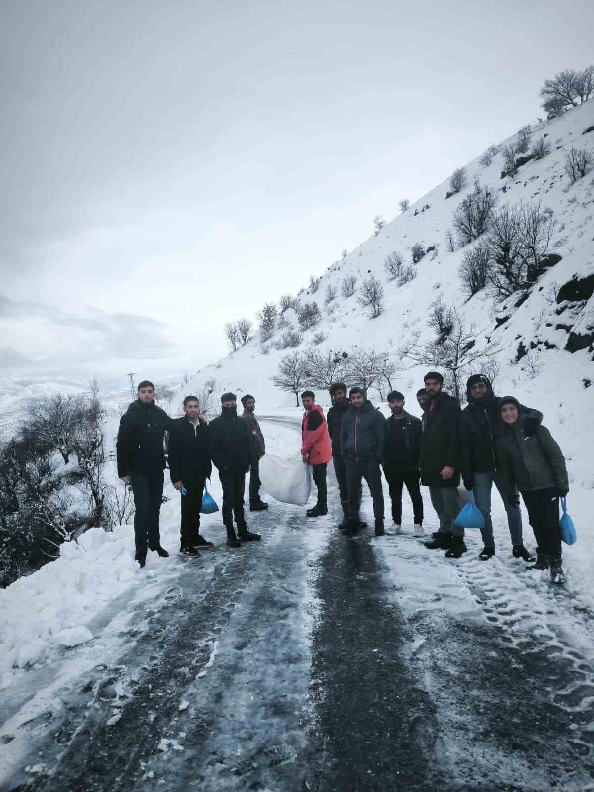 ELAZIĞ'IN ARICAK İLÇESİNDE YOĞUN KAR YAĞIŞI NEDENİYLE YİYECEK BULMAKTA ZORLANAN YABAN HAYVANLARI...