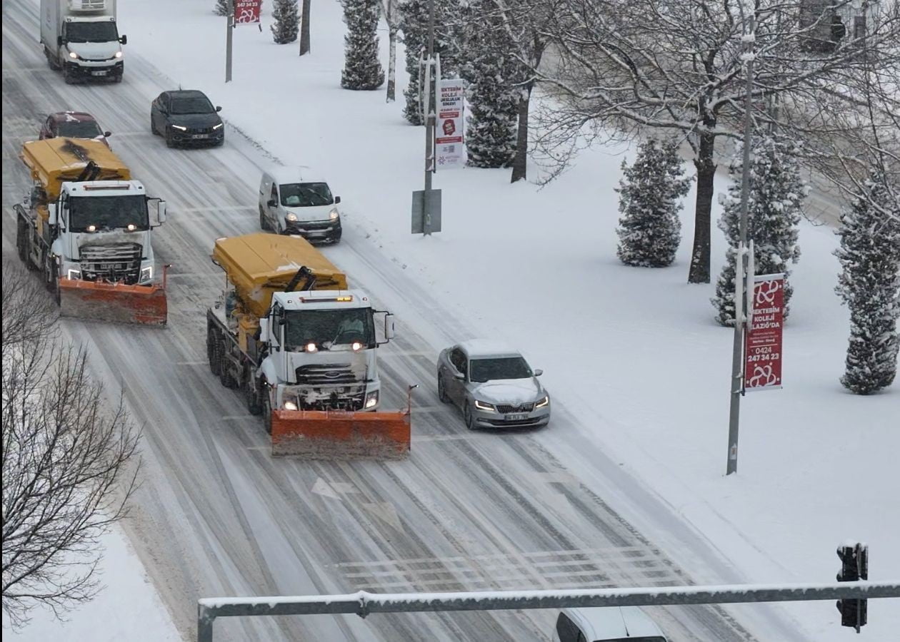 ELAZIĞ BELEDİYE BAŞKANI ŞAHİN ŞERİFOĞULLARI, KENT GENELİNDE ETKİLİ OLAN YOĞUN KAR YAĞIŞININ...
