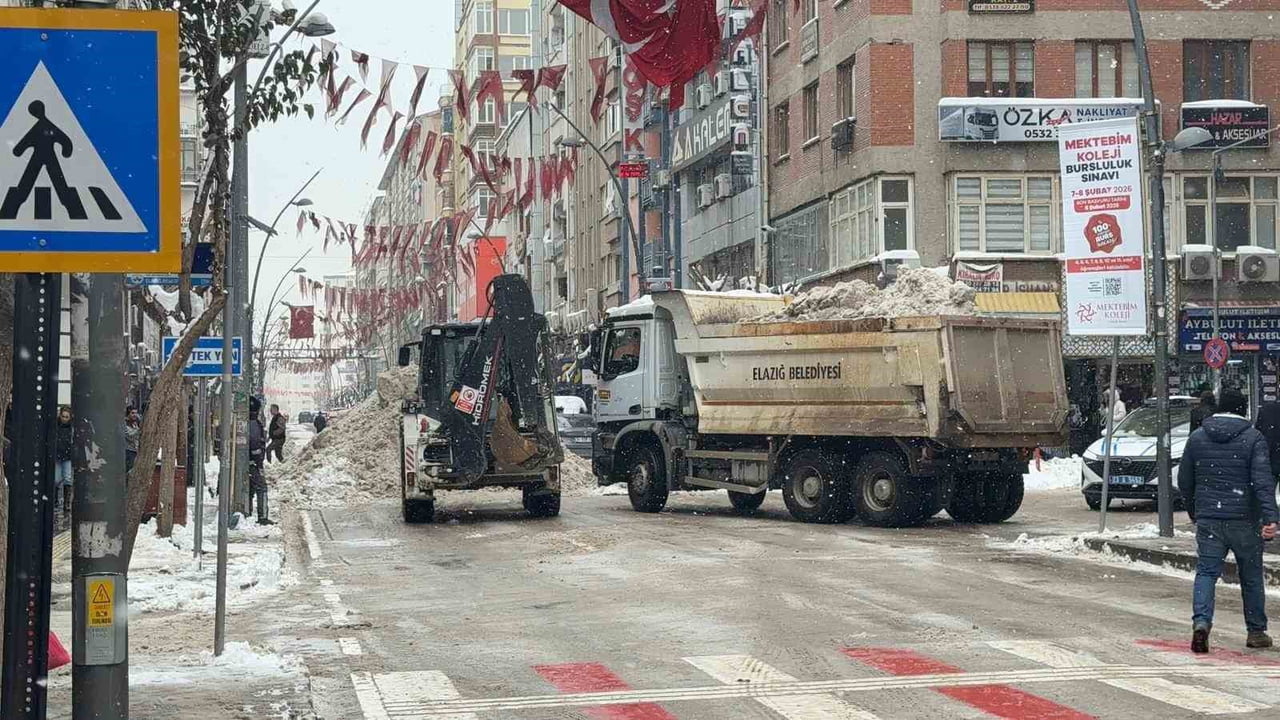 ELAZIĞ BELEDİYESİ FEN İŞLERİ MÜDÜRLÜĞÜ EKİPLERİ TARAFINDAN HAFTALARDIR ETKİLİ OLAN YOĞUN KAR...