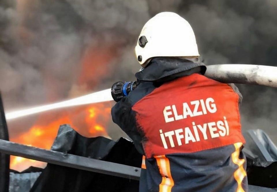 ELAZIĞ BELEDİYESİ İTFAİYE MÜDÜRLÜĞÜ EKİPLERİ  BİR YIL İÇERİSİNDE 2 BİN 909 OLAYA MÜDAHALE ETTİ. ...