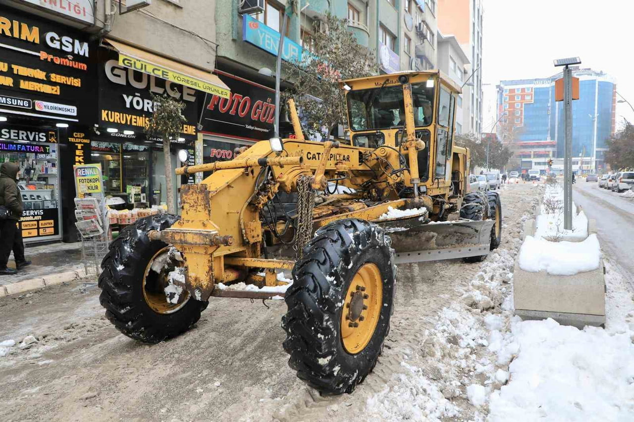 ELAZIĞ BELEDİYESİ, KARLA MÜCADELE ÇALIŞMALARI KAPSAMINDA İSTASYON CADDESİ, 15 TEMMUZ DEMOKRASİ...