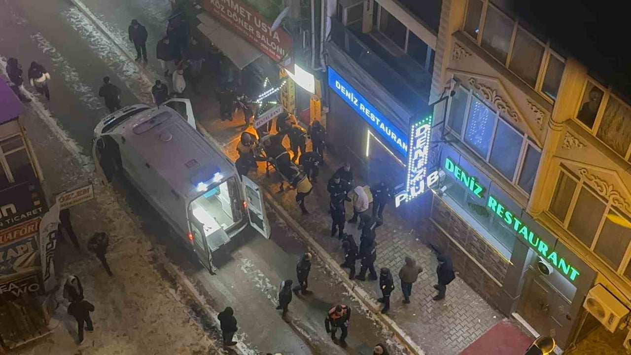 ELAZIĞ’DA  BİR EĞLENCE MEKANINDA HENÜZ BİLİNMEYEN BİR NEDENLE ÇIKAN BIÇAKLI VE SOPALI KAVGADA 4...